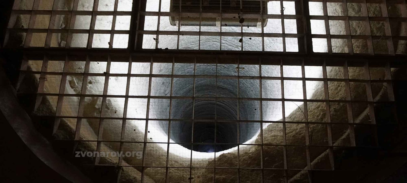 Каменный коридор с плитами дольмена Менга