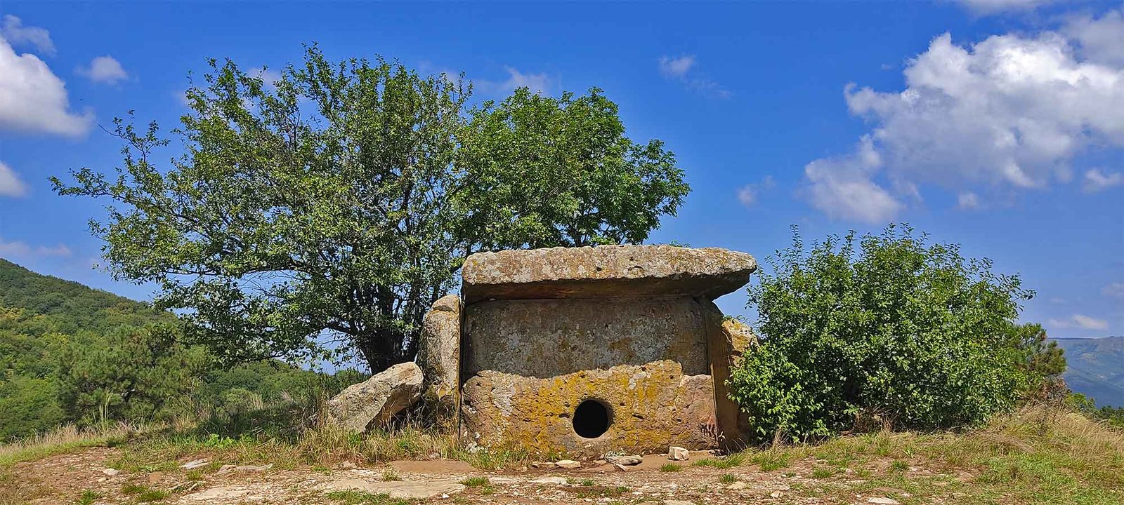 Dolmen del sol panorama entre árboles