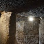 Внутренний вид коридора с опорами Куэва де Менга