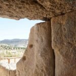 Древний портал из камня в Куэва де Менга