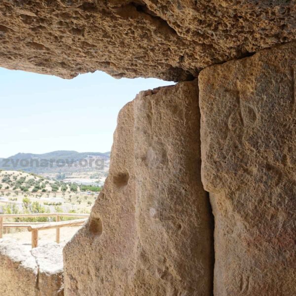 Древний портал из камня в Куэва де Менга