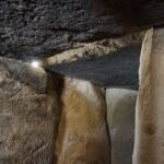 Каменная колонна под крышей в Куэва де Менга