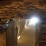 Внутренний проход дольмена Эль Ромераль с освещением
