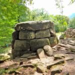 Дольмен Гармония вид сбоку каменные плиты