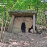 Фронтальный вид дольмена Хан с арочным отверстием