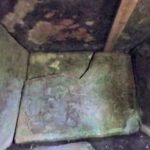 Каменные стены дольмена Хан покрытые мхом