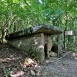 Дольмен Хан на каменном основании среди леса