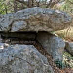 Dólmen en Simeiz Yalta con cubierta de piedra sobre ortostatos