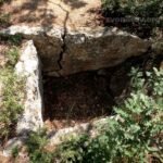 Dólmen antiguo en ruinas en Yalta con losas rotas