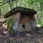 Фронтальный вид дольмена Майа с моховой крышей