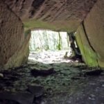 Каменный пол и стены внутри дольмена Майа