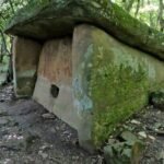 Боковой вид дольмена Майа среди леса