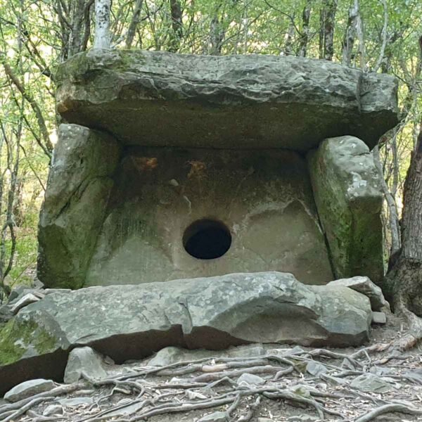 Дольмен Патриарх фасад с каменным порталом