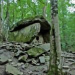 Дольмен Патриарх вид спереди на склоне горы
