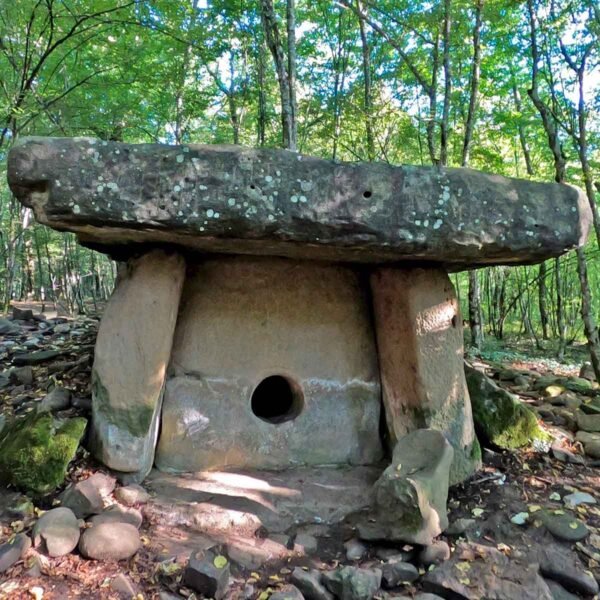 Фасад дольмена с круглым отверстием Пшада