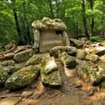 Дольмен Сила духа Кавказ окружение лес