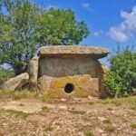 Dolmen del sol vista frontal con portal