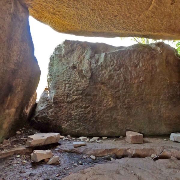 Каменная крыша солнечного дольмена