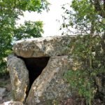 Dolmen del sol en el bosque vista lateral