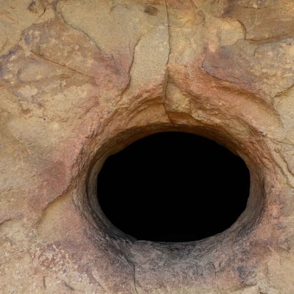 Каменное круглое отверстие дольмена Нежность