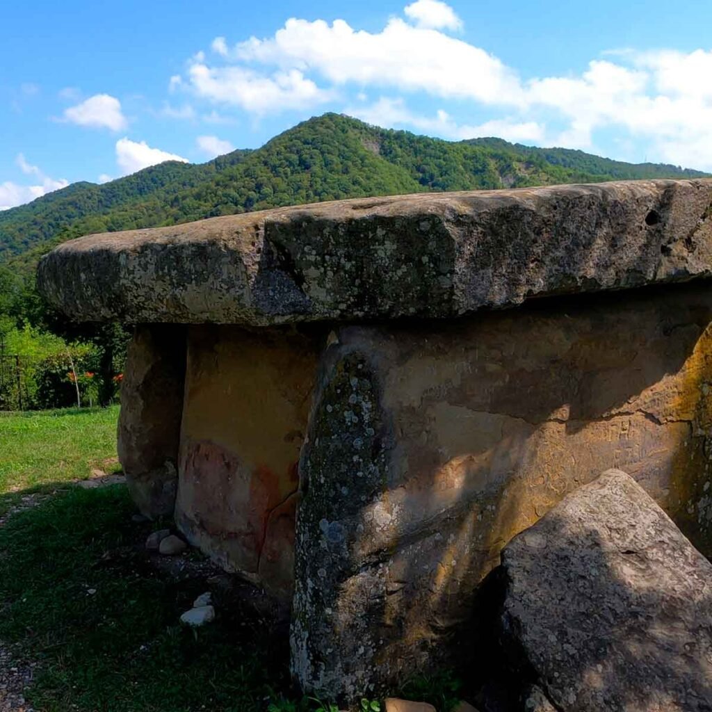 Внутренний рельеф стены дольмена Тор
