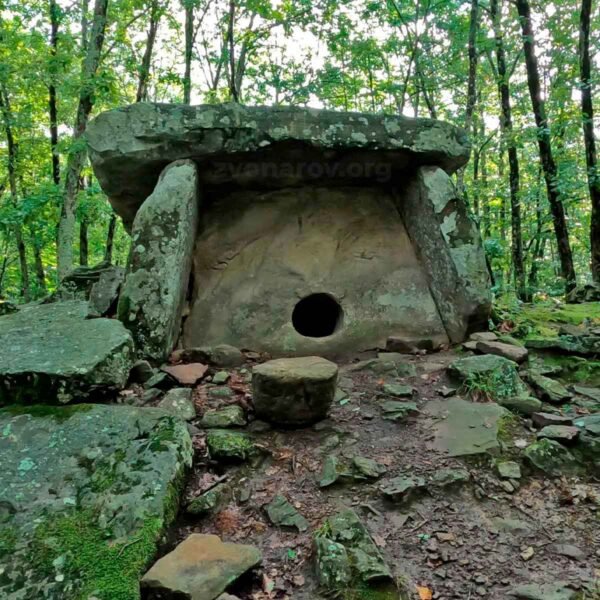 Каменный дольмен Цыганково Кавказ фасад