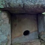 Внутри дольмена Цыганково камера портал