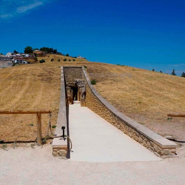 Фасад дольмена Вьера и тропа для посетителей