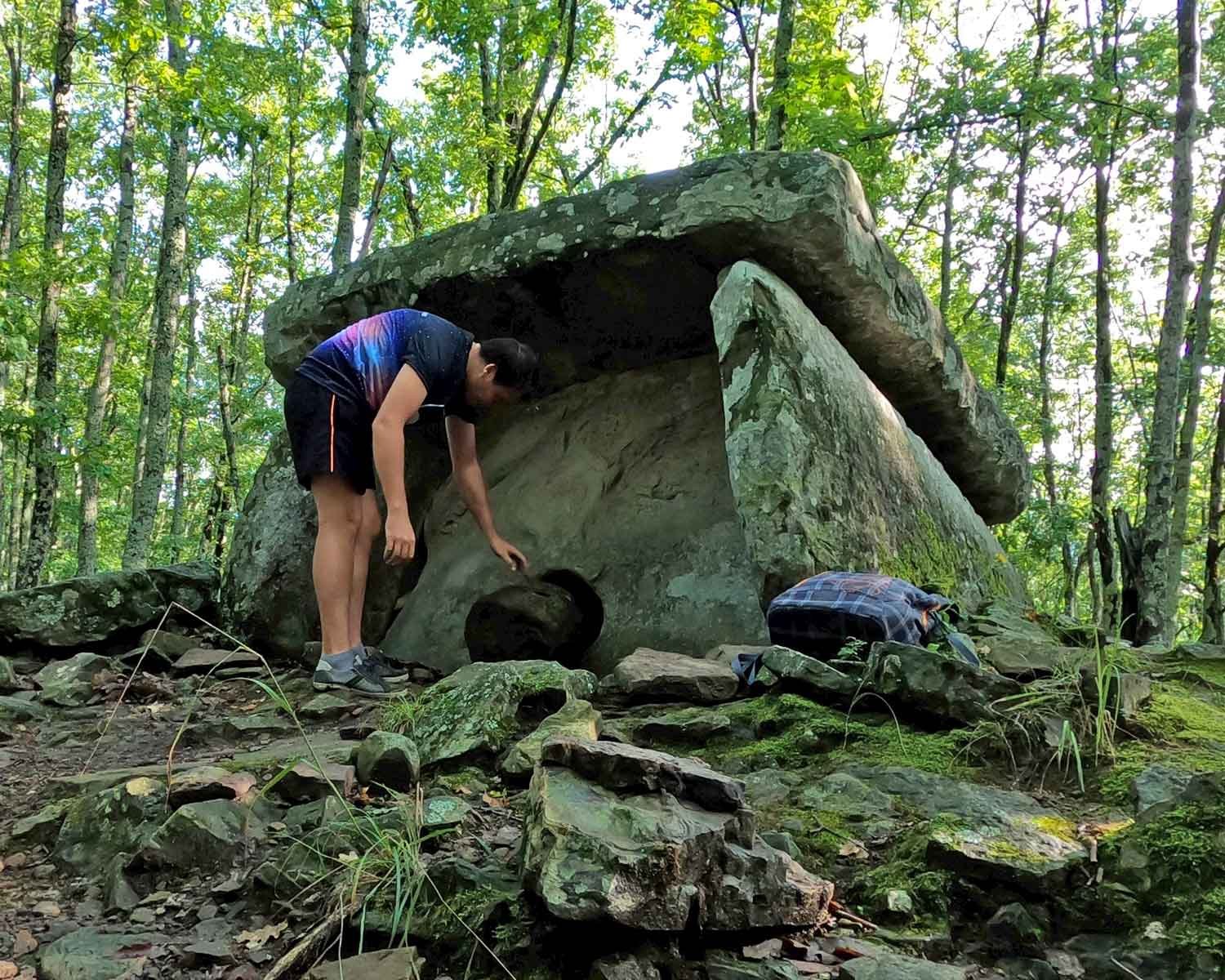 Дольмен Кавказ пробка портал человек рядом