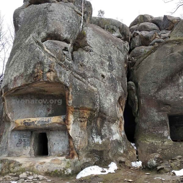 Скальное укрытие Карпаты Украина