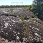 Каменные плиты в зелени Украины