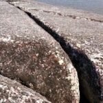 Каменные мегалиты Украины трещина сверху