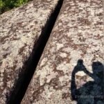 Трещина мегалитов Украины с тенью