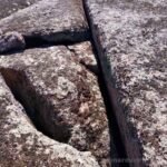 Мегалиты Украины трещина в плите