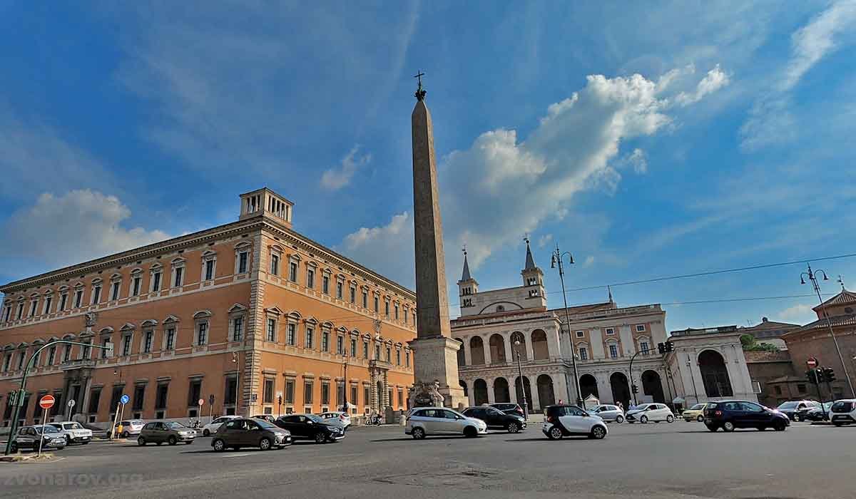 Египетский обелиск в центре