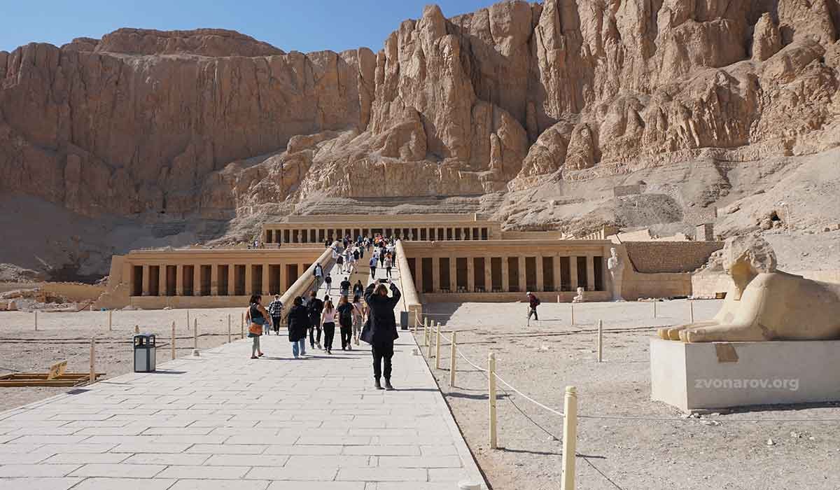 Архитектурный комплекс храм в скалах Египта