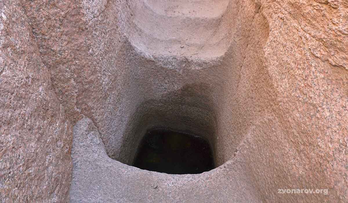 Каменная шахта в скалах Египта