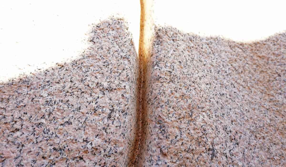 Каменная трещина и разрез в граните Египет