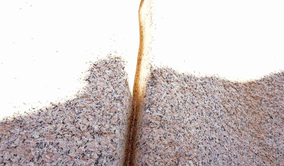 Следы распила на каменной поверхности Египет