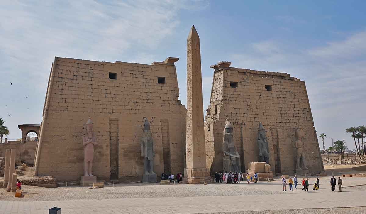 Вход в храм Луксора с египетским обелиском