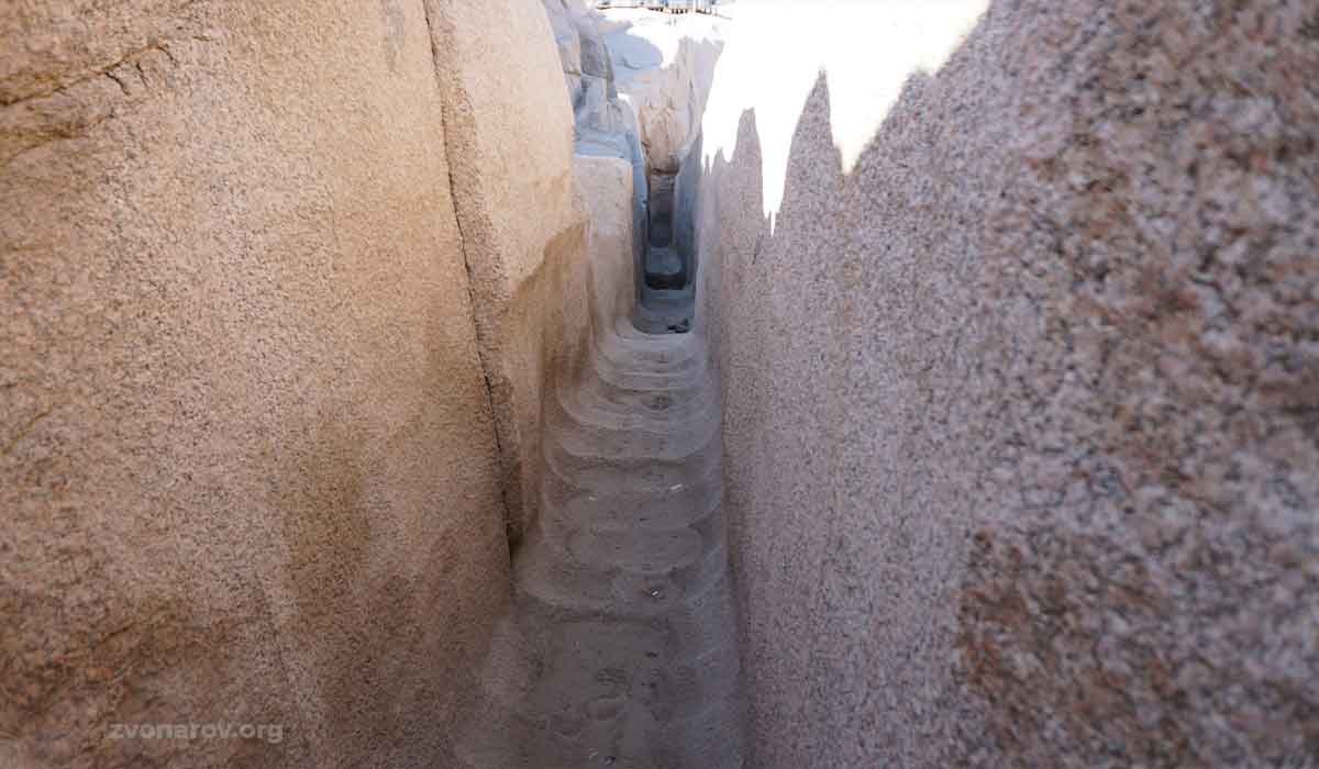 Каменный разлом на незавершённом обелиске