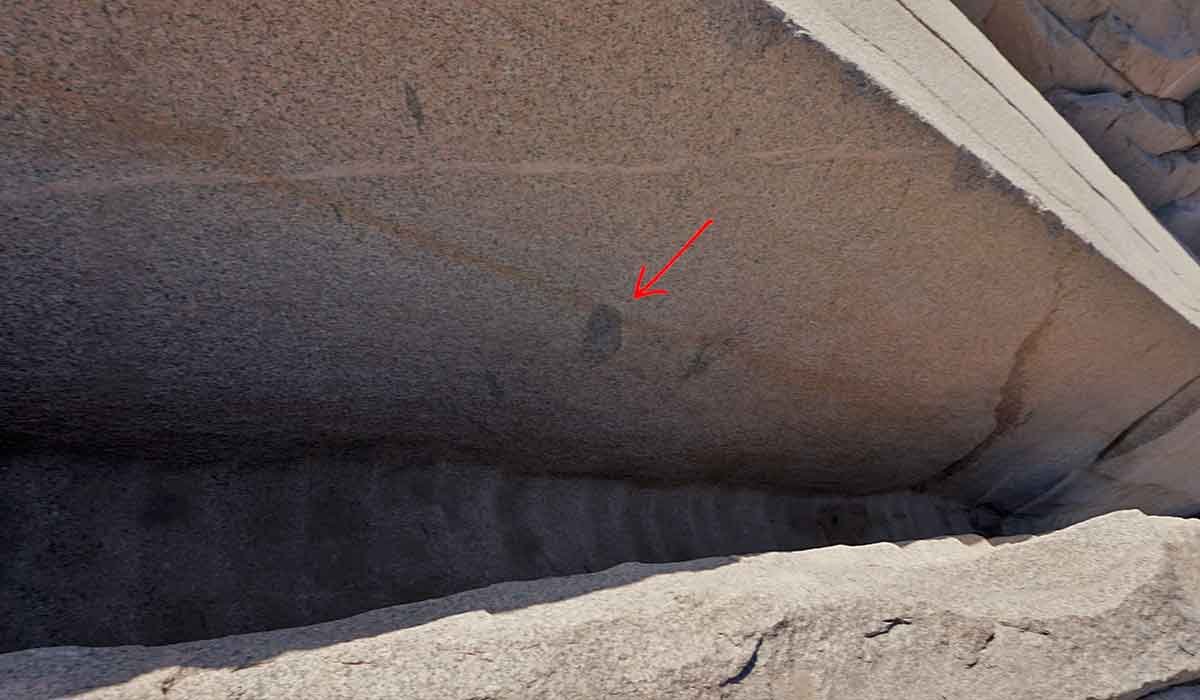Каменная поверхность и углубление возле обелиска