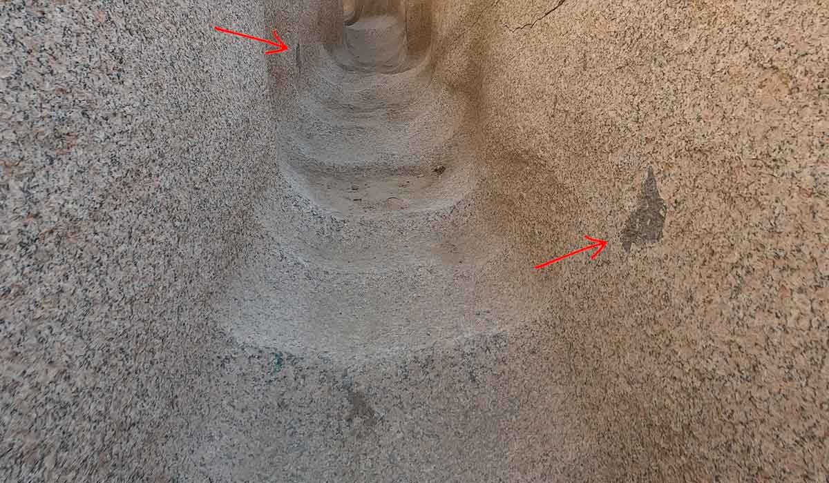 След включения долерита в обелиске