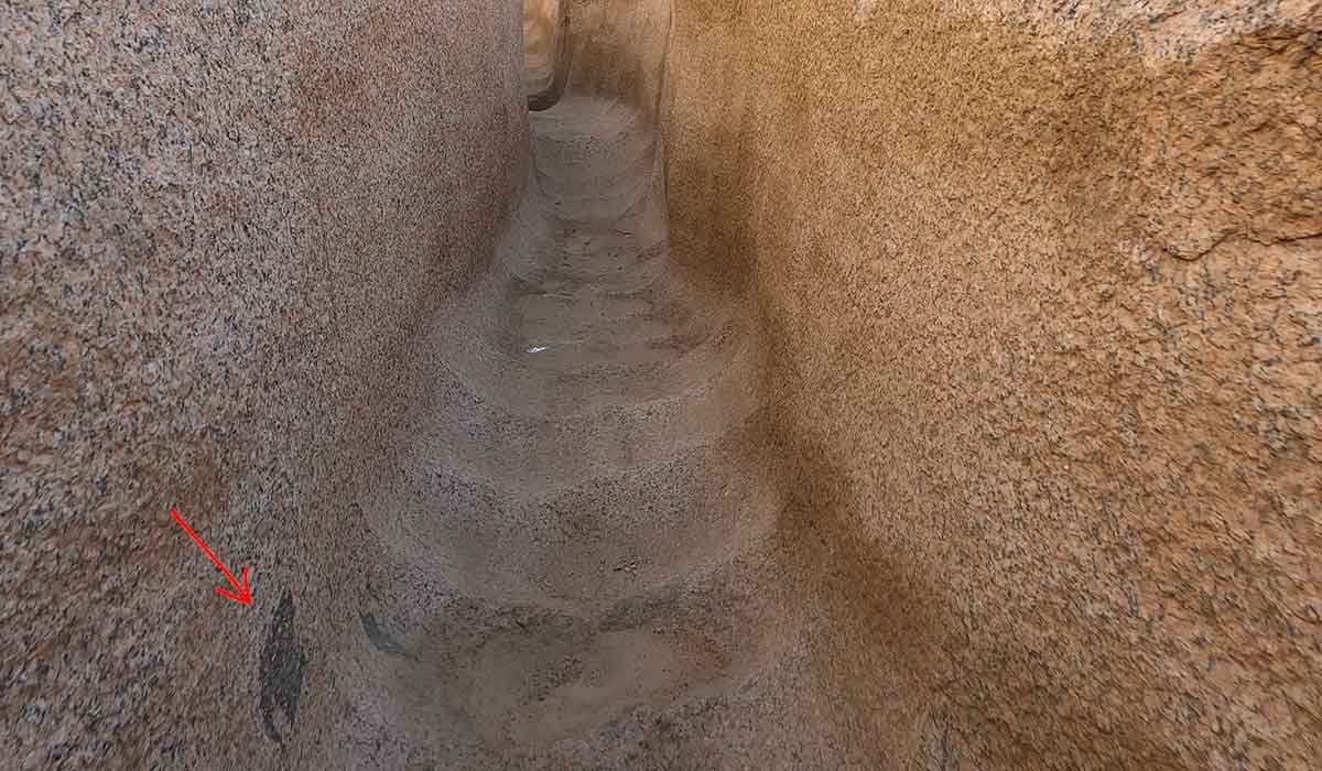 Каменная трещина в обелиске крупный план