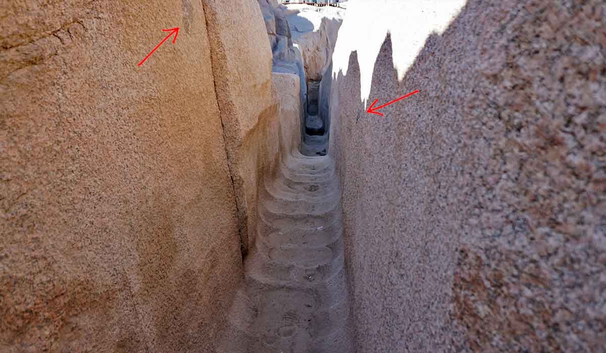 Внутренний проход вдоль гранита Египет