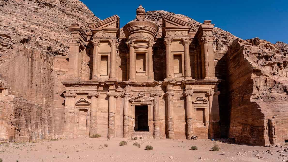 Монастырь Ад Дейр в скальном массиве Иордании