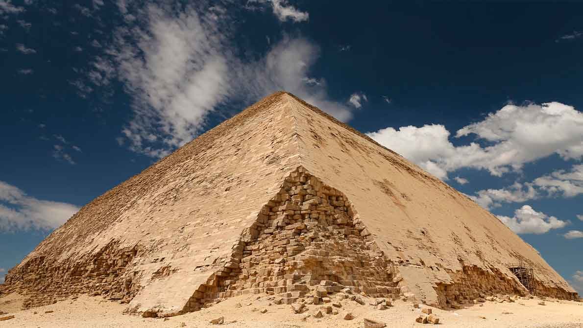 Ломаная пирамида фронтальный вид под облаками