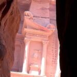Величественный портал Сокровищницы Петры в высоту