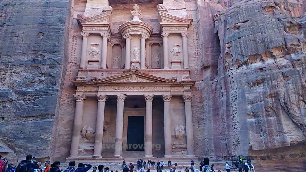 Скальный фасад Сокровищницы Петры