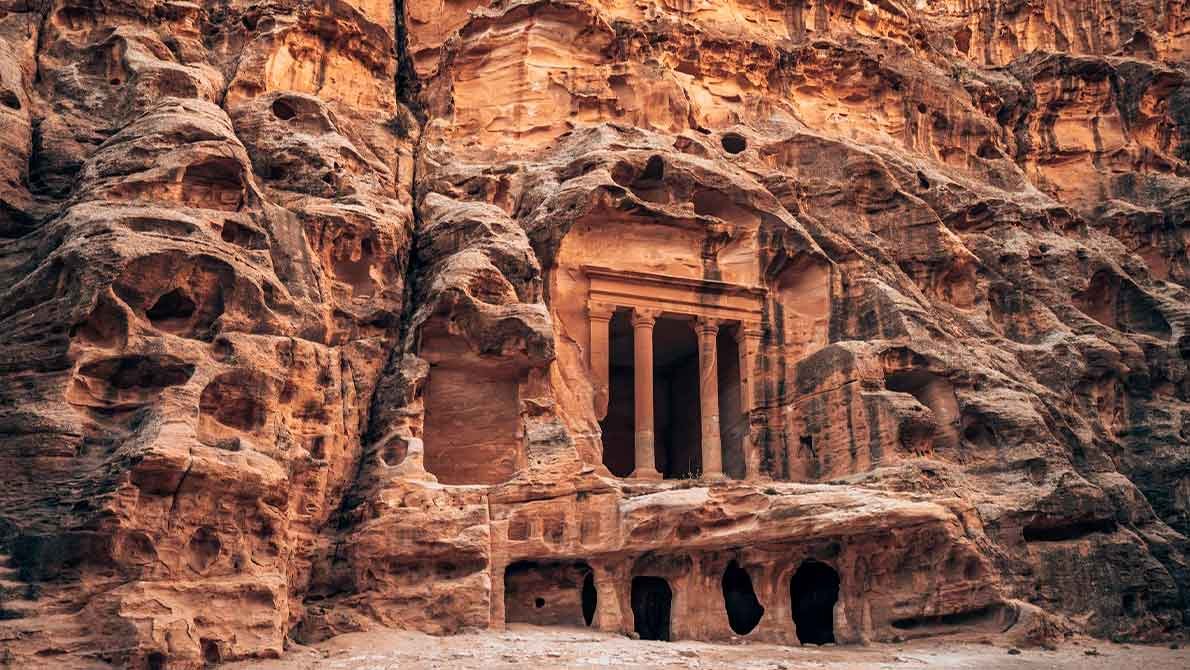 Скальные камеры в Малой Петре Иордания